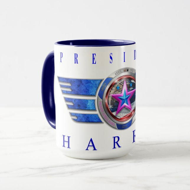 Präsident Harris-Walz Wing Medallion Tasse (Vorderseite Links)