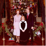 Präsident James Jimmy Carter White House Fotoskulptur Magnet<br><div class="desc">Weihnachten im Weißen Haus der Familie James Earl Jimmy Carter Jr. Jimmy Carter war von 1977 bis 1981 der 39. Präsident der Vereinigten Staaten. 2002 erhielt er den Friedensnobelpreis für die Arbeit, friedliche Lösungen für internationale Konflikte zu finden, Demokratie und Menschenrechte zu fördern und die wirtschaftliche und soziale Entwicklung zu...</div>