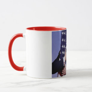 Präsident Trump, der die Flagge umarmt Tasse