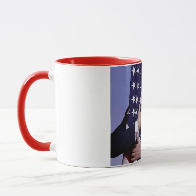 Präsident Trump, der die Flagge umarmt Tasse (Links)