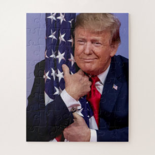 Präsident Trump drängt die amerikanische Flagge