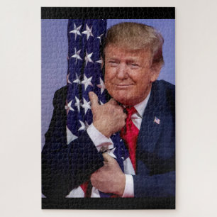 Präsident Trump drängt die amerikanische Flagge