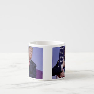 Präsident Trump Hugging die amerikanische Flagge Espressotasse