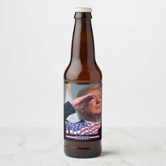 Präsident Trump Salutes - Trump 2020 Bierflaschenetikett (Vorderseite)