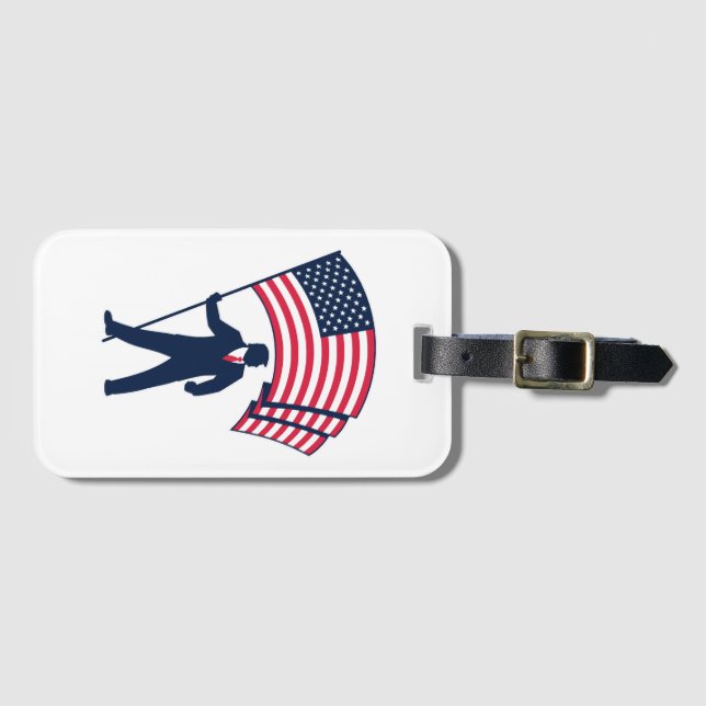 Präsident Trump trägt die Flagge der USA Gepäckanhänger (Vorderseite (Horizontal))