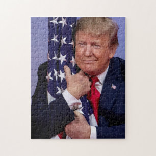 Präsident Trump umarmt die amerikanische Flagge