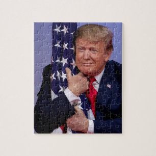 Präsident Trump umarmt die amerikanische Flagge