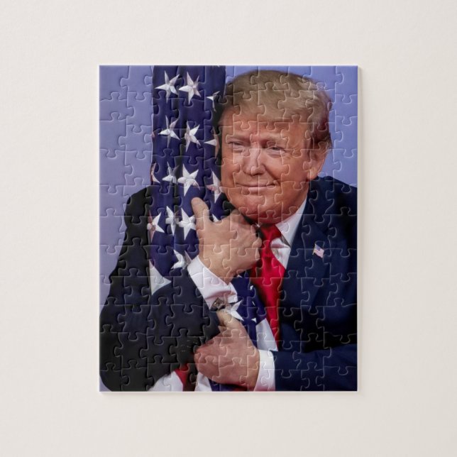 Präsident Trump umarmt die amerikanische Flagge (Vertikal)