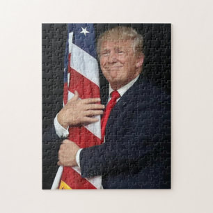 Präsident Trump umarmt die amerikanische Flagge