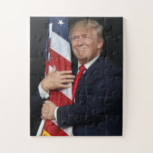 Präsident Trump umarmt die amerikanische Flagge