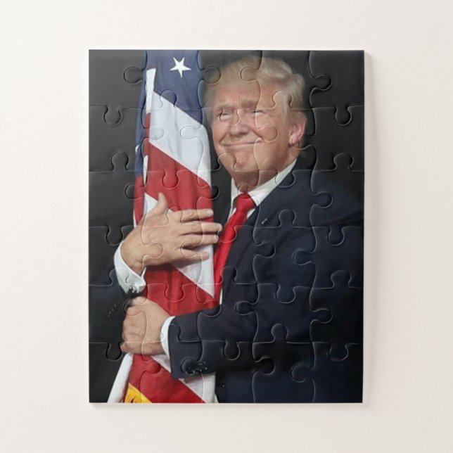 Präsident Trump umarmt die amerikanische Flagge (Vertikal)