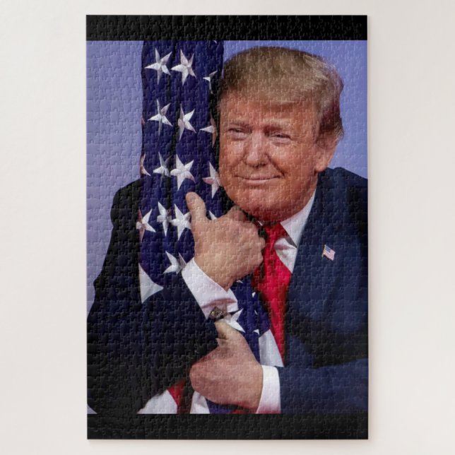 Präsident Trump umarmt die amerikanische Flagge (Vertikal)