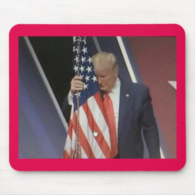 Präsident Trump umarmt die amerikanische Flagge Mousepad (Vorne)