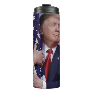 Präsident Trump umarmt die amerikanische Flagge Thermosbecher