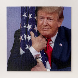 Präsident Trump umarmt die amerikanische Flagge Tr