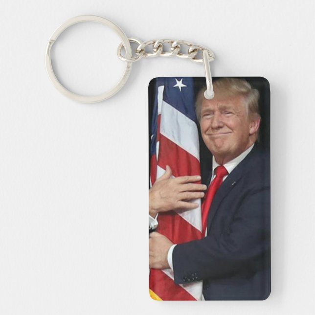 Präsident Trump umarmt die Fahne der USA Schlüsselanhänger (Vorderseite)