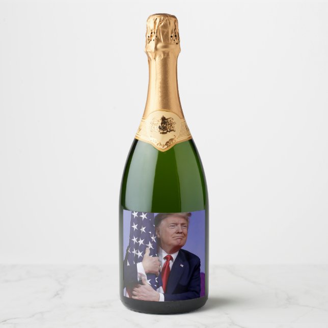 Präsident Trump umarmt die Flagge (Vorderseite)