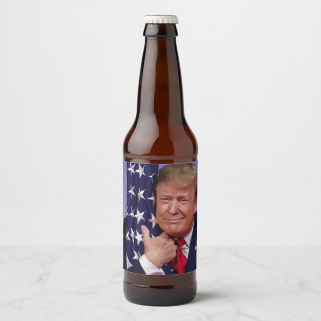 Präsident Trump umarmt die Flagge Bierflaschenetikett (Vorderseite)