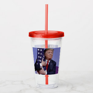 Präsident Trump umarmt die Flagge der USA Acryltrinkbecher