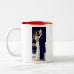 Präsident Trump und Melania Tancing Zweifarbige Tasse