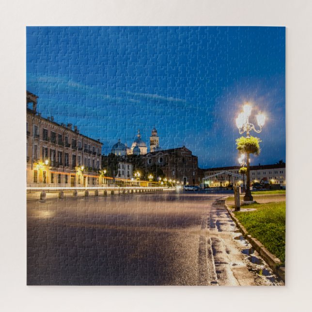 Prato della Valle am Abend in Padova, Italien (Vertikal)