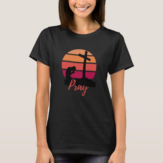 Pray Retro Sunset Silhouette of Man kneeling to Cr T-Shirt (Vorderseite)