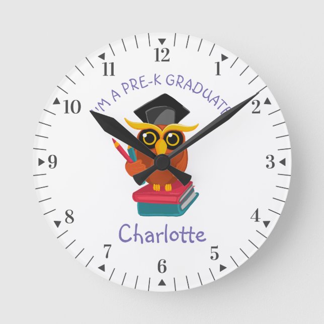 Pre K Graduate Kindergarten Girls Owl Grad Custom Runde Wanduhr (Vorderseite)