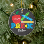 Pre-K Preschool Keepake Apple Crayons Chalkboard Keramik Ornament<br><div class="desc">Das prächtige Dekor-Design mit Apfel, Bleistift, bunten Stiften und kühnen, lustigen Typografie! Klicken Sie auf die Schaltfläche Anpassen für weitere Optionen zur Änderung des Textes! Variationen dieses Designs, zusätzliche Farben sowie koordinierende Produkte sind in unserem Shop, zazzle.com/store/doodlelulu verfügbar. Kontaktieren Sie uns, wenn Sie dieses Design für ein bestimmtes Produkt verwenden...</div>