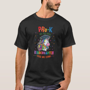 Pre K Wir sind Kindergarten hier kommen wir vorab T-Shirt