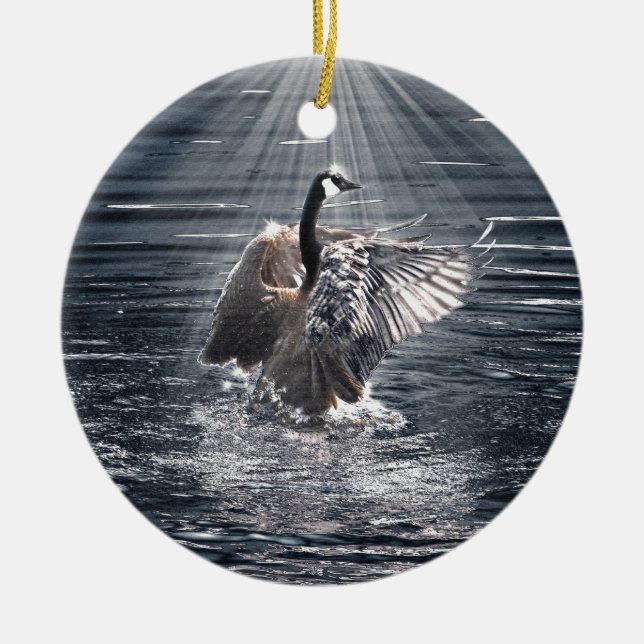 Preening, Flapping Wild Canada Goose Design Keramikornament (Vorne)