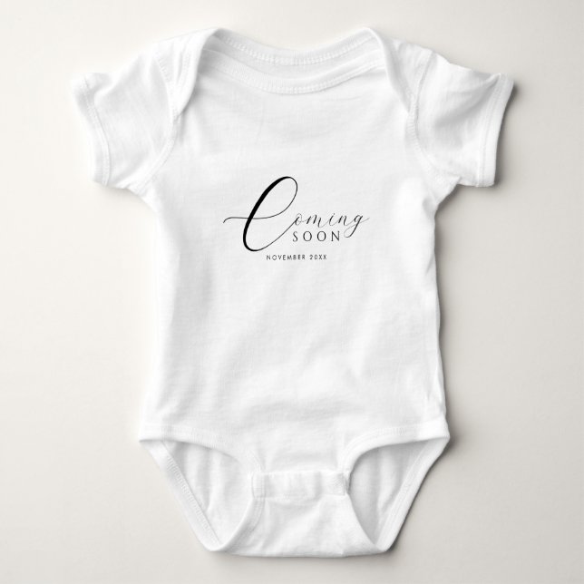 Pregnancy Announcement Coming Soon Scripted  Baby Strampler (Vorderseite)