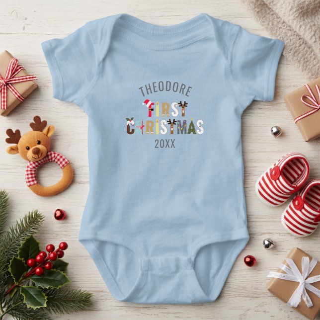 Première chemise de Noël Noms Lettres de fête Body (First Christmas Boy Name Festive Baby Bodysuit. Just add a name and year)
