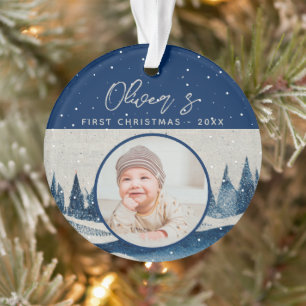 Première photo de la forêt d'hiver de Noël du bébé