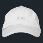 Premium-Baumwollhut mit markantem besticktem König Bestickte Baseballkappe<br><div class="desc">Diese Kappe ist mit dem ikonischen "King"-Text bestickt, der auf einem weißen Baumwollhintergrund bestickt ist. Das verstellbare Gurtband sorgt für eine perfekte Passform und ist somit eine vielseitige Ergänzung zu jedem Schrank.</div>
