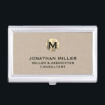 Premium Beige Linen Gold Monogram Visitenkarten Dose<br><div class="desc">Mit diesem hochwertigen beige Leinen Visitenkartengehäuse mit luxuriöser Goldmonografie lassen Sie Ihren Stil und Ihre Eleganz deutlich erkennen. Mit einem gebürsteten Medaillon aus Gold mit Ihrem Namen und Titel in klassischer Blocktypografie, ist dieser Fall eine gute Möglichkeit, Ihre Visitenkarten organisiert und geschützt behalten. Der beige Leinenhintergrund verleiht der Touch Eleganz,...</div>