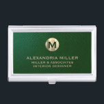 Premium Green Leather Gold Monogram Visitenkarten Dose<br><div class="desc">Mit diesem hochwertigen, grünen Leder-Visitenkartengehäuse mit luxuriösem Gold-Monogramm lassen Sie Ihren Stil und Ihre Eleganz aufleben. Mit einem gebürsteten Medaillon aus Gold mit Ihrem Namen und Titel in klassischer Blocktypografie, ist dieser Fall eine gute Möglichkeit, Ihre Visitenkarten organisiert und geschützt behalten. Der grüne Lederhintergrund verleiht der Touch Raffinesse, während das...</div>
