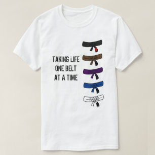 Prenant à la vie un T-shirt de la ceinture à la