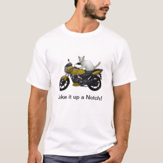 Prenez-le vers le haut d'un T-shirt d'entaille