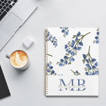 Preppy-Ästhetik Retro-Wildblumen Blue Monogram Planer<br><div class="desc">Der Mit Monogramm Planer für die stilvolle ästhetische Retro-Wildblumen - eine stilvolle Mischung aus Eleganz und Funktionalität, die jeden mit einer Wertschätzung für den herrlichen ästhetischen und Vintagen Charme begeistern soll. Dieser Planer ist von sanften blauen Farbtönen Inspiriert und mit einer zarten Auswahl an kleinen Blume geschmückt. Er ist der...</div>