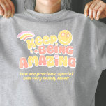 Preppy behalte phantastisch Slogan Smilie Gesicht T-Shirt<br><div class="desc">Preppy Style Kind's Confidence Booster T-Shirt. Die Reads Behielt Phantastisch zu sein mit einem lächelnden Gesicht mit den Sternen und Regenbogenstreifen in pastellgelb, koral, rosa Design. Personalisieren Sie mit Ihrer eigenen Extra-Auswahl an Formulierungen, derzeit liest, Sie sind wertvoll, besonders und sehr liebenswert. Original grafische Kunst und Design von www.mylittleeden.com auf...</div>