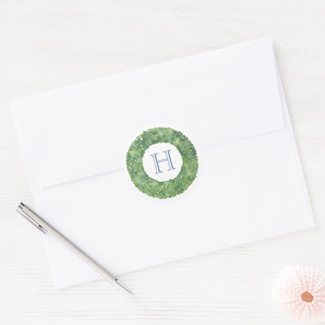 Preppy Boxwood Wreath Monogram Gastgeschenk Runder Aufkleber (Umschlag)