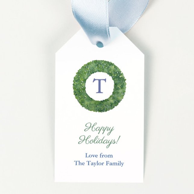 Preppy Chic Boxwood Wreath Monogram Happy Holidays Geschenkanhänger (Plain greenery boxwood wreath with blue monogram merry christmas gift tags)