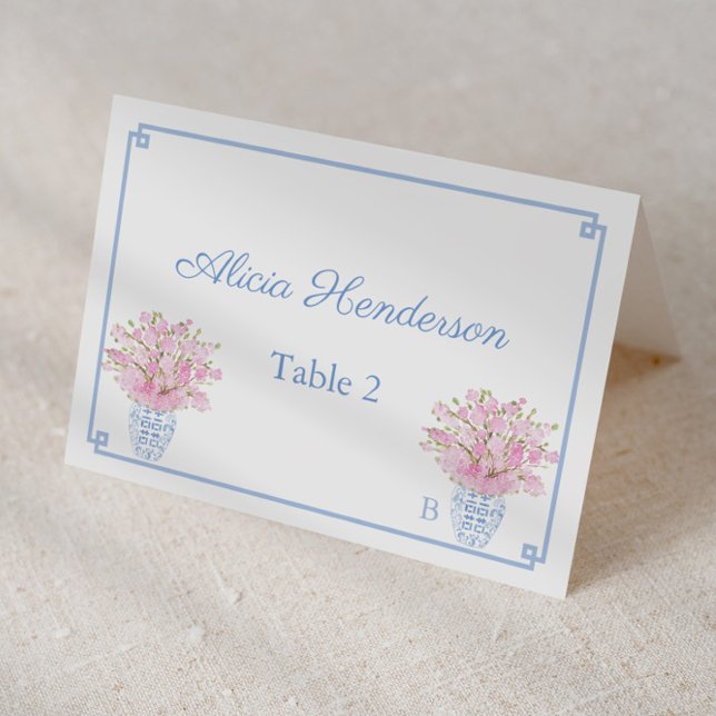 Preppy Chic Pink und Blue Wedding Platzkarte Tischnummer (Individual place card design featuring pale blue ginger jar filled with blush pink cherry blossoms)