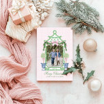 Preppy Chinoiserie Christmas Pagoda Monogram Feiertagskarte<br><div class="desc">Dieses Weihnachtsschmuck hat ein Preppy Chinoiserie Design mit einem grünen Bambusrahmen mit einem Weihnachtsschwanz mit einem rosa Bogen und zwei Topiaries in Chinoiserie Pots. Sie können mit einem Namen das Jahr und Ihr Foto personalisieren.</div>