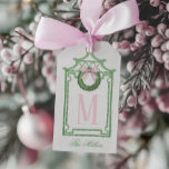 Preppy Chinoiserie Christmas Pagoda Monogram Geschenkanhänger<br><div class="desc">Dieses Weihnachtsschild hat ein Preppy Chinoiserie Design mit einem grünen Bambusrahmen mit einem Weihnachtskranz mit einem rosa Bogen. Der untere Teil hat grünen Text,  der "Frohe Weihnachten" sagt. Sie können mit einem Namen und Ihrem Initial personalisieren. Der Rücken hat ein koordinierendes Muster.</div>