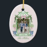 Preppy Chinoiserie Christmas Pagoda Monogram Keramik Ornament<br><div class="desc">Dieses Weihnachtsschmuck hat ein Preppy Chinoiserie Design mit einem grünen Bambusrahmen mit einem Weihnachtsschwanz mit einem rosa Bogen und zwei Topiaries in Chinoiserie Pots. Sie können mit einem Namen das Jahr und Ihr Foto personalisieren.</div>