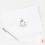 Preppy Chinoiserie Christmas Pagoda Monogram Quadratischer Aufkleber<br><div class="desc">Dieser Weihnachtsaufkleber hat ein Preppy Chinoiserie Design mit einem grünen Bambusrahmen mit einem Weihnachtskranz mit einem rosa Bogen und zwei Topiaries in Chinoiserie Pots. Sie können mit einem Namen und Ihrem Initial personalisieren.</div>