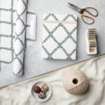 Preppy Christmas Trellis Geschenkpapier<br><div class="desc">Dieses lustige, prächtige Design verfügt über einen grünen Weihnachtsdiamantengarten mit roten Beeren.</div>