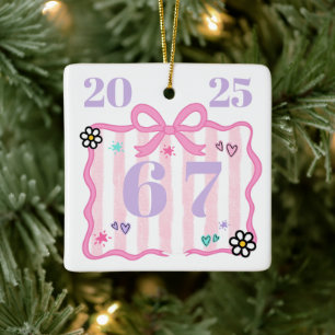 Preppy Coquette 6–7 Rosa Streifen-Schleifen-Trend- Keramikornament