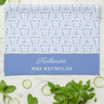 Preppy etwas Blue Monogram Geschirrtuch<br><div class="desc">Dieses Küchentücher-Design - das ein schönes "Etwas Blau"-Polterabend-Geschenk machen würde - zeichnet sich durch einen handbemalten Aquarell-Monogramm-Ingwer-Muster-Hintergrund aus. Die Frontblende bietet Platz für den Christlichen Namen und den Nachnamen des Empfängers (Sie können diese Leerzeichen jedoch für jeden beliebigen Text verwenden).</div>